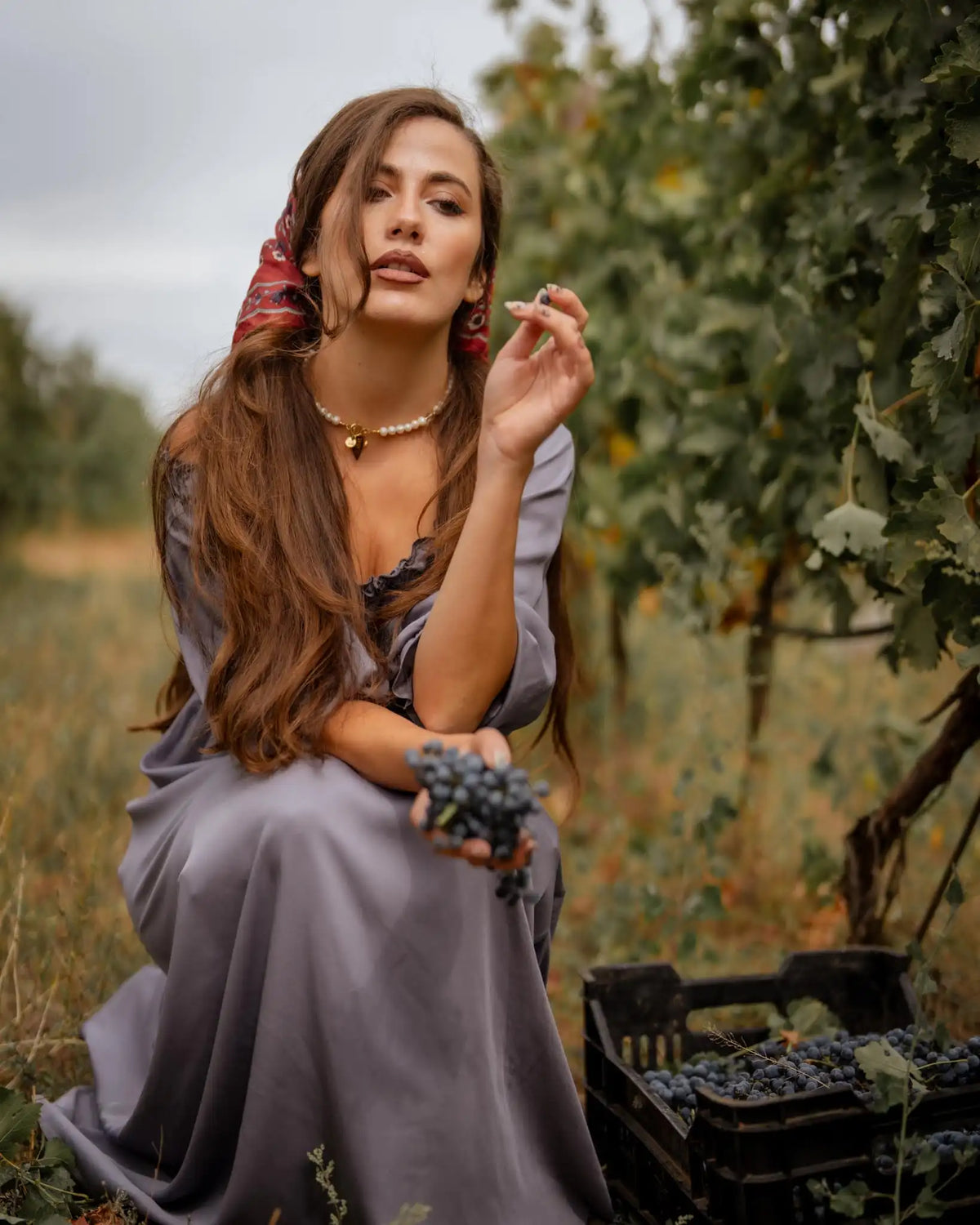 Дълга сива рокля с открити рамене GRAPES