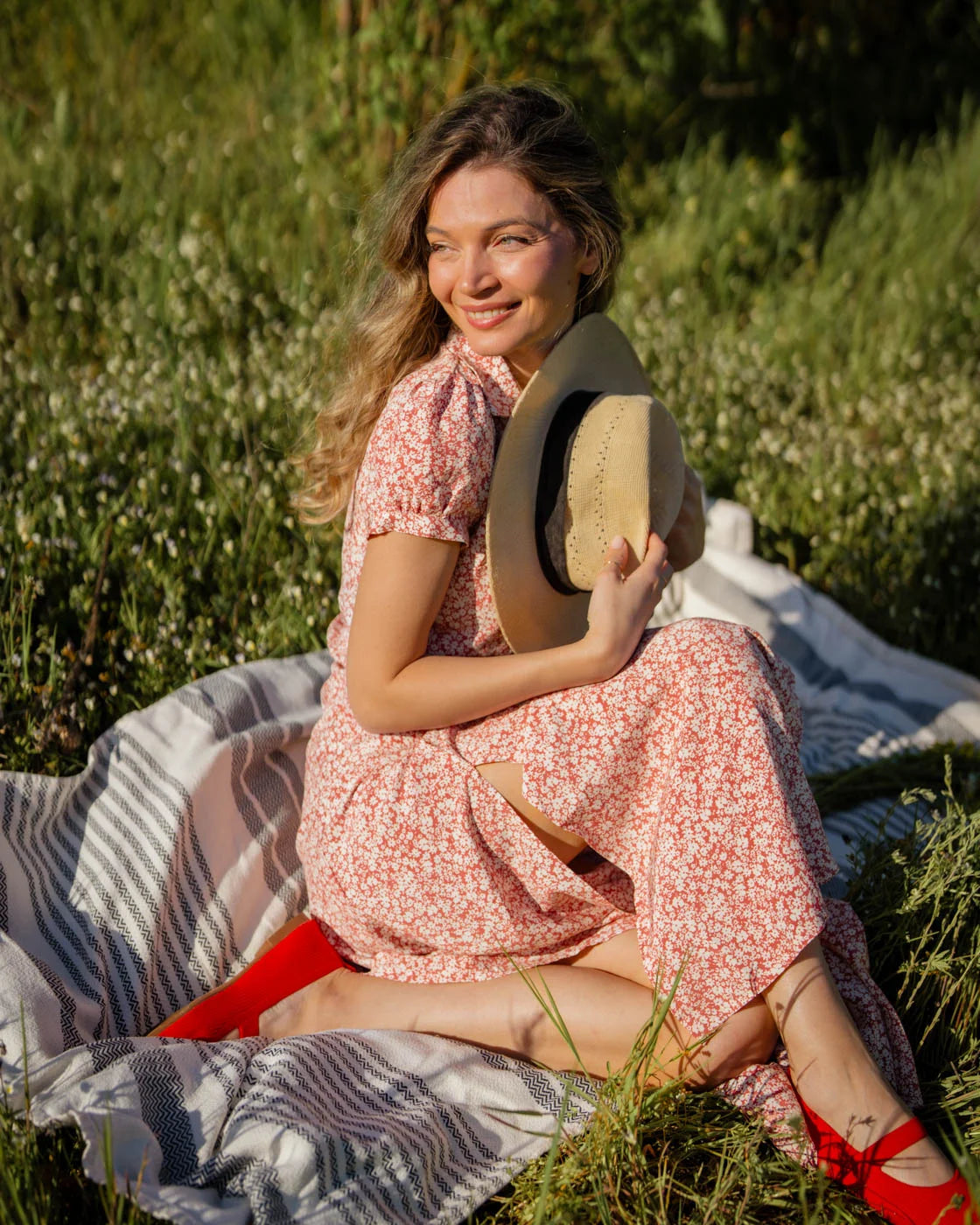 Дълга рокля на цвeтя с цепки ANNA