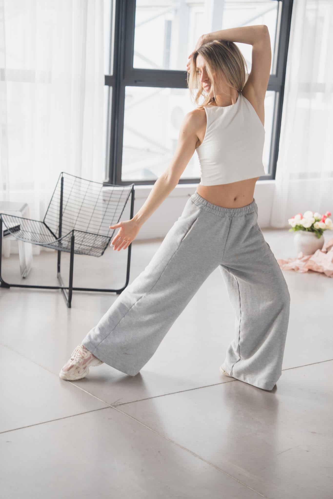 Спортен панталон в светло сиво STONE