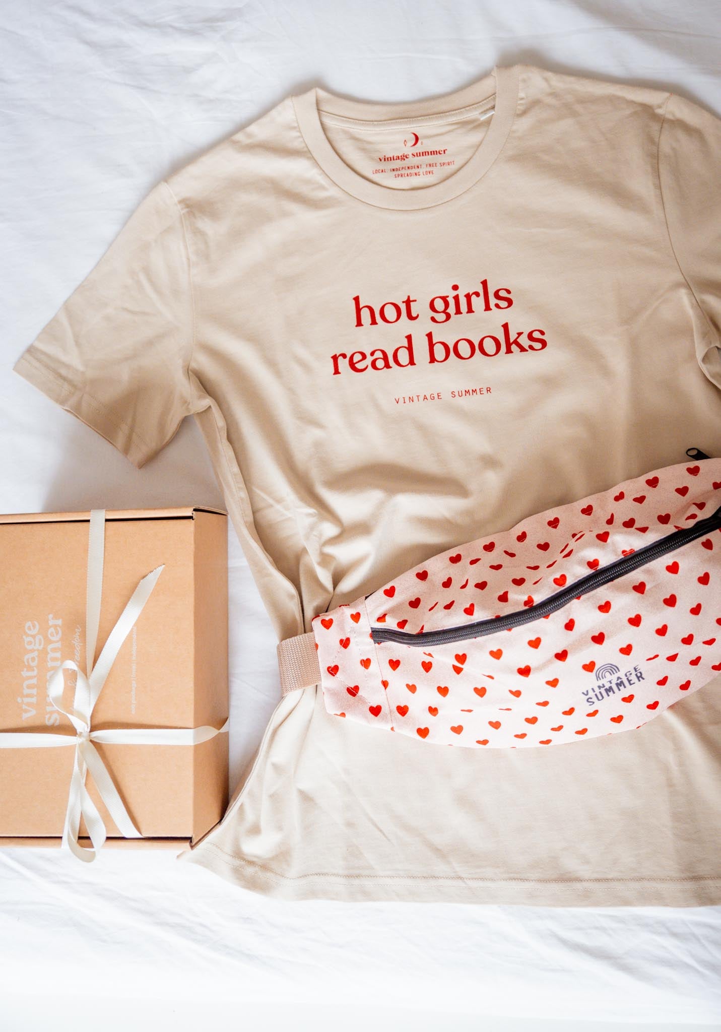 Бежова тениска Hot Girls Read Books