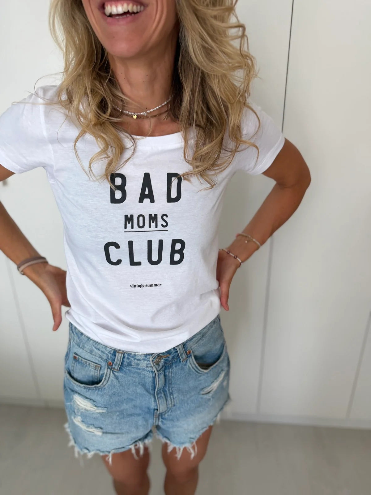 Бяла свободна тениска Bad Moms Club