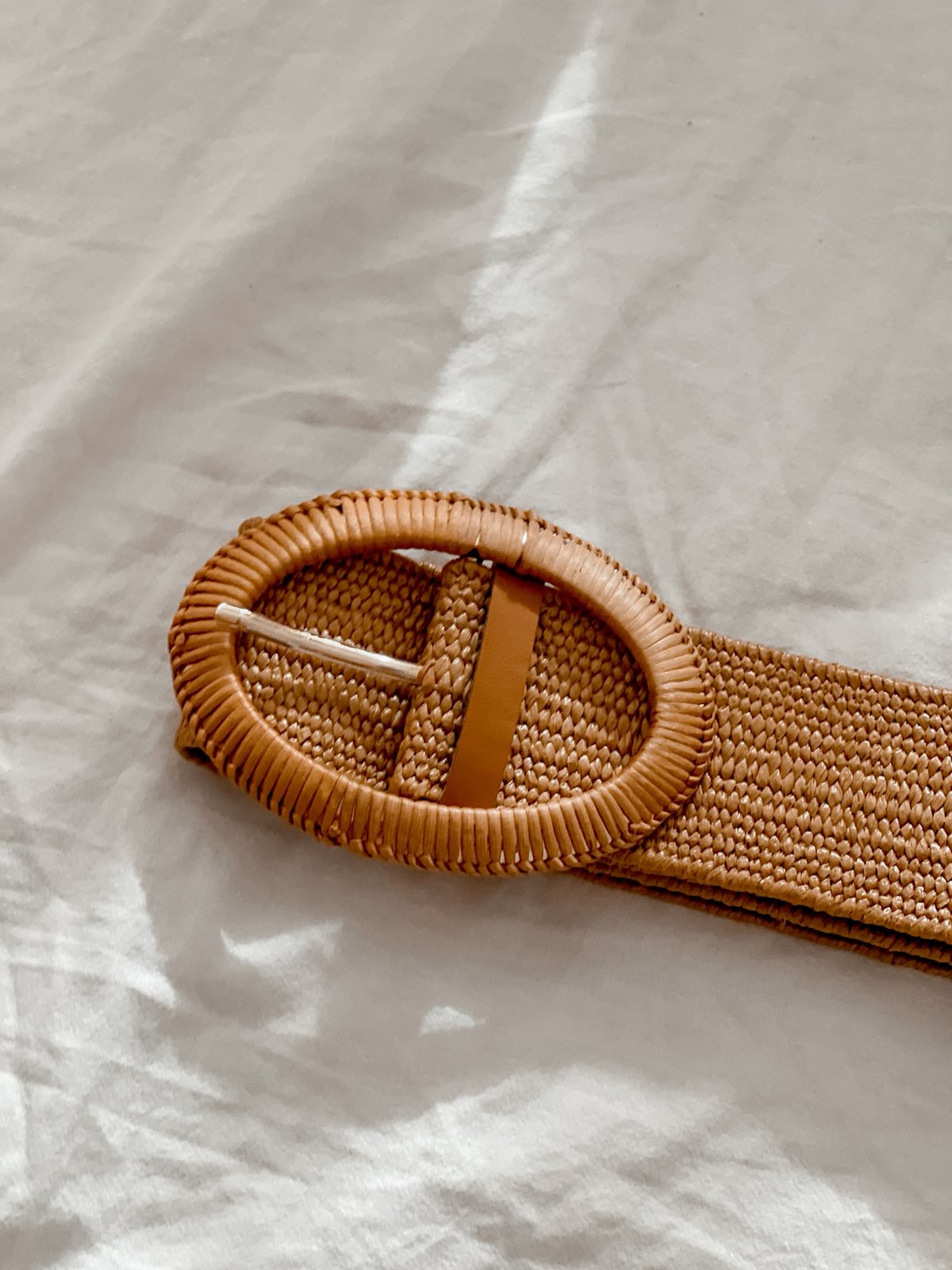 Бяла рокля Clara с бродерия и колан