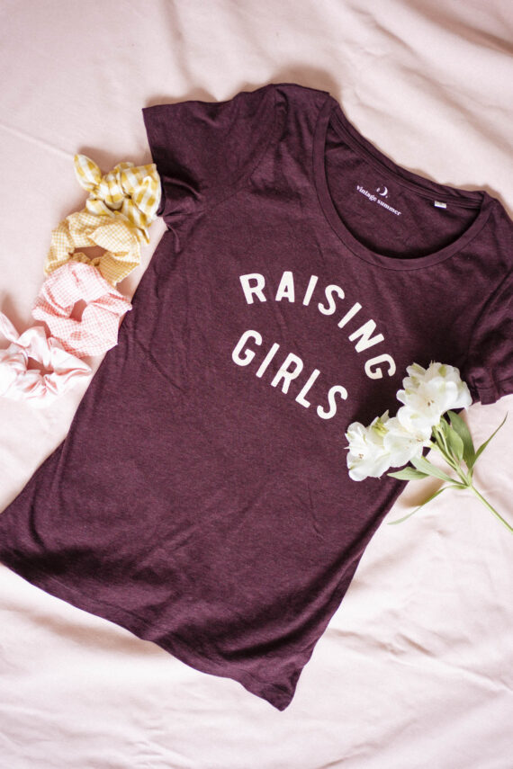 Мом тениска "RAISING GIRLS" в бордо